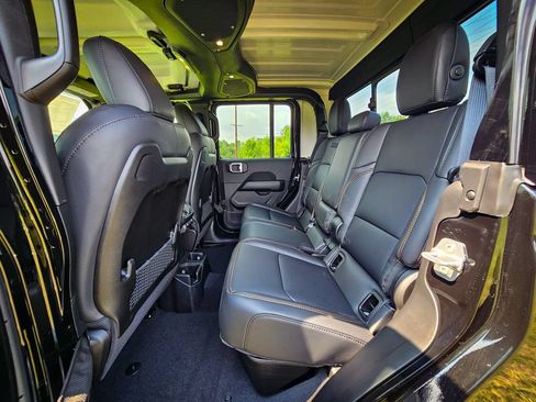 New 2026 Jeep Gladiator Sport AWD/4WD image 30