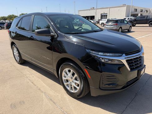 Used 2023 Chevrolet Equinox LS w/ LS Convenience Package FWD image 2
