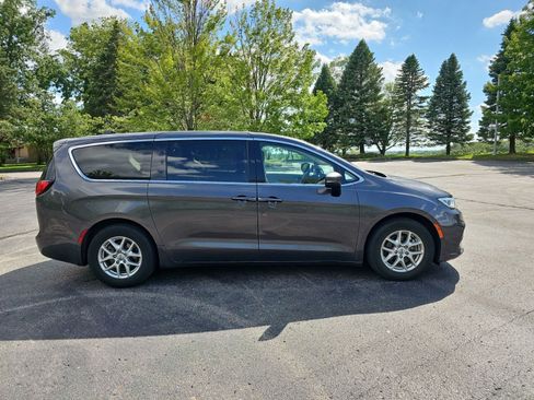 Used 2023 Chrysler Pacifica Touring-L FWD image 7