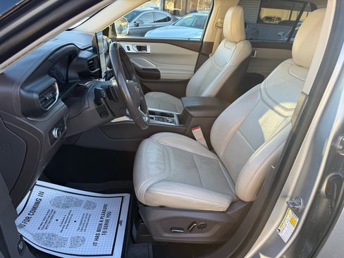 Used 2020 Ford Explorer Platinum w/ Premium Technology Package image 7