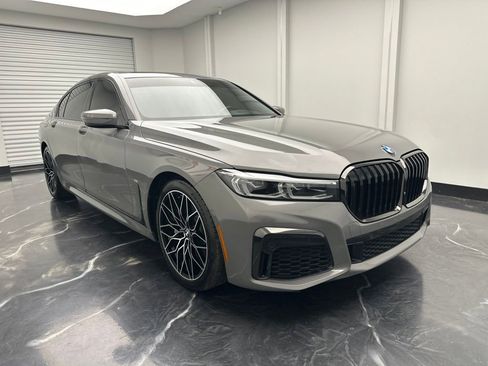 Used 2021 BMW 740i w/ M Sport Package RWD image 2