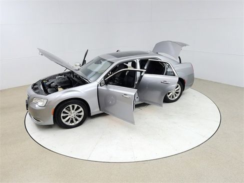 Used 2018 Chrysler 300 Limited image 22