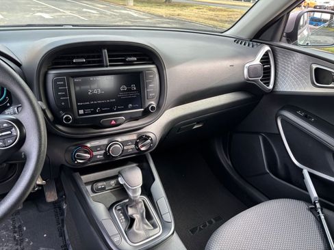 Used 2025 Kia Soul LX w/ LX Technology Package image 30