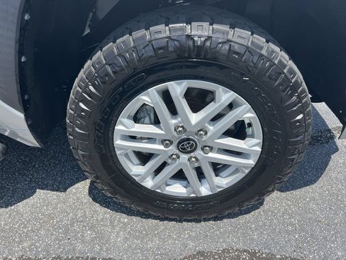 Used 2022 Toyota Tundra SR5 w/ SR5 Convenience Package AWD/4WD image 13
