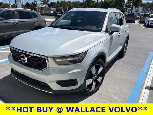 Used 2020 Volvo XC40 T4 Momentum FWD image 3