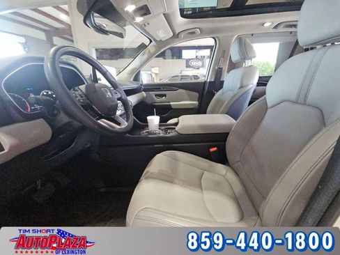 Used 2025 Honda Pilot Touring image 2
