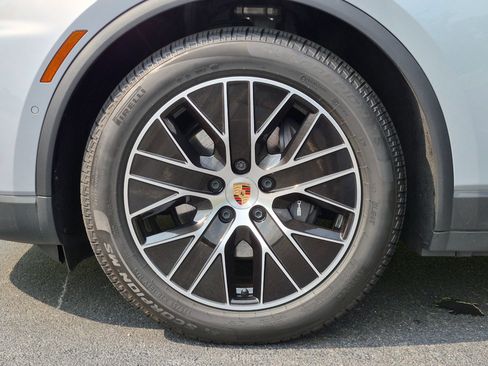 Certified 2025 Porsche Macan Electric RWD image 37