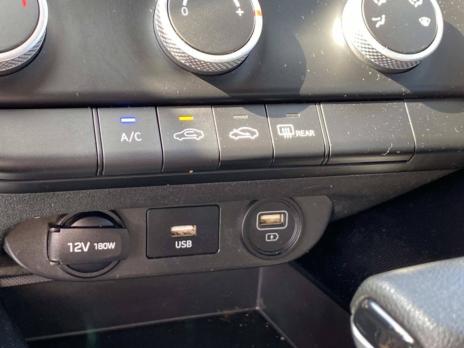 Used 2021 Hyundai Elantra SE FWD image 12