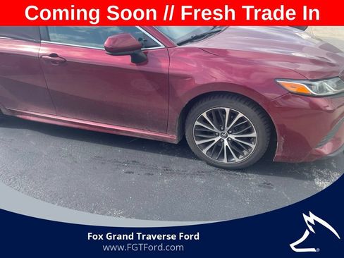 Used 2018 Toyota Camry SE w/ Moonroof Package FWD image 1