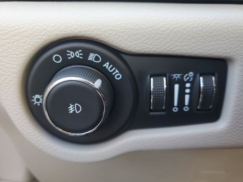 Used 2024 Chrysler Pacifica Touring-L image 29