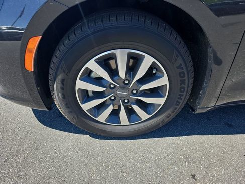Used 2022 Chrysler Pacifica Touring-L FWD image 24