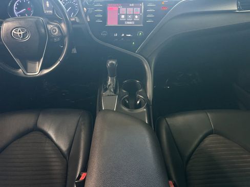 Used 2018 Toyota Camry SE w/ Moonroof Package FWD image 4
