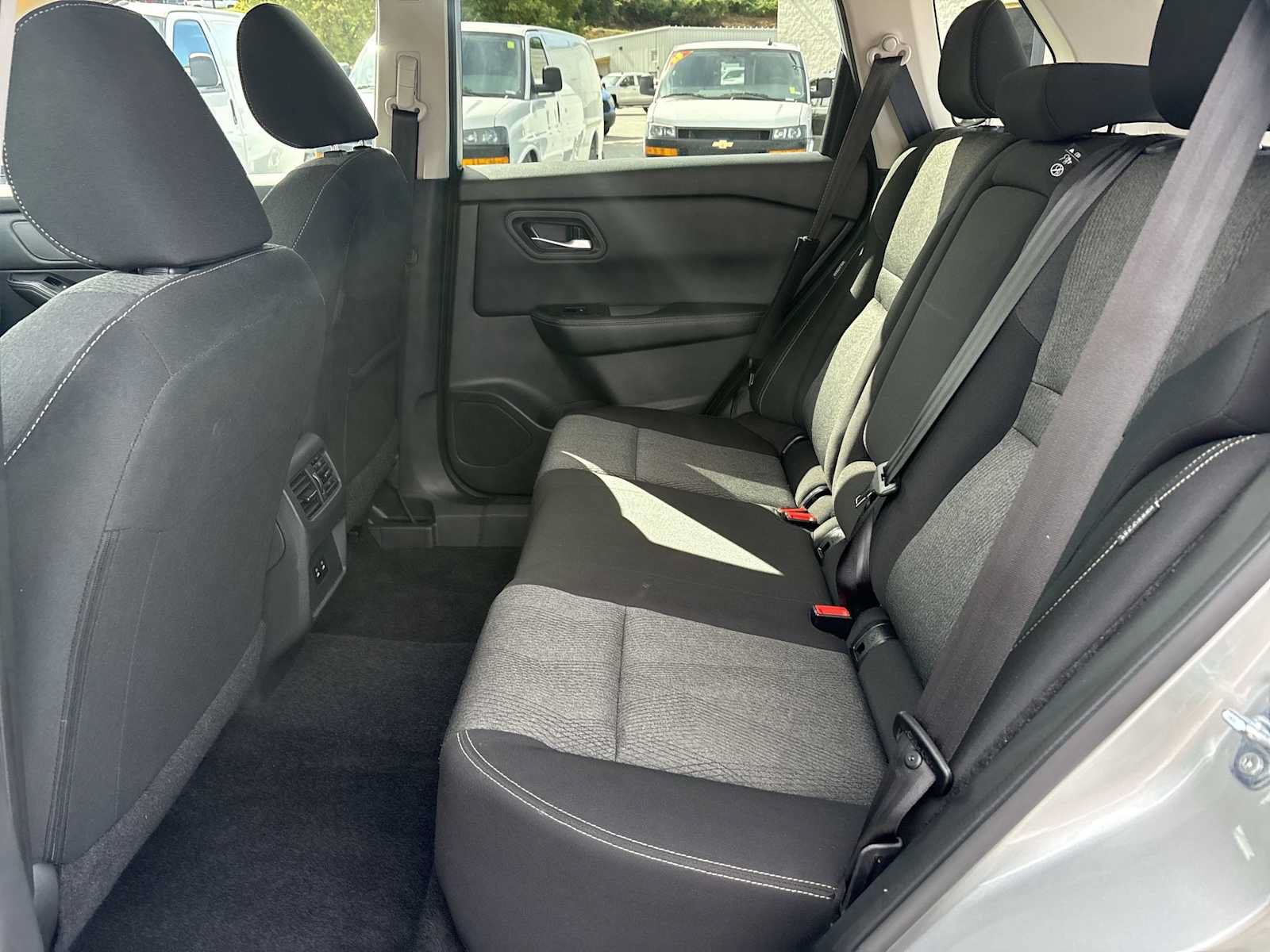 Used 2025 Nissan Rogue SV FWD image 23