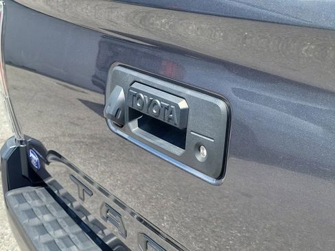 Used 2022 Toyota Tacoma TRD Sport w/ Technology Package RWD image 9