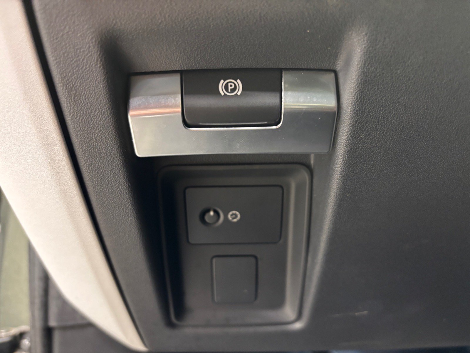 New 2025 Land Rover Defender 110 X-Dynamic SE AWD/4WD image 22