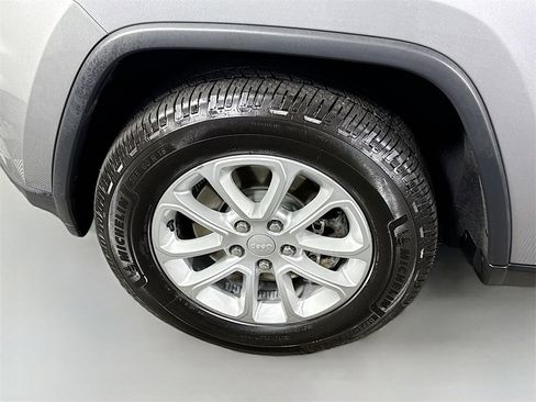 Used 2021 Jeep Grand Cherokee Laredo image 32