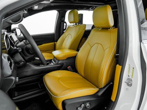 Used 2023 Chrysler Pacifica Pinnacle image 25