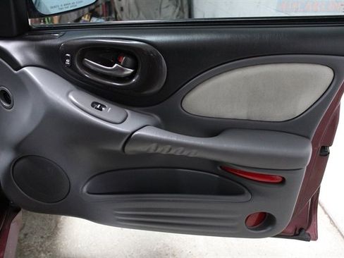 Used 2005 Pontiac Bonneville GXP image 35