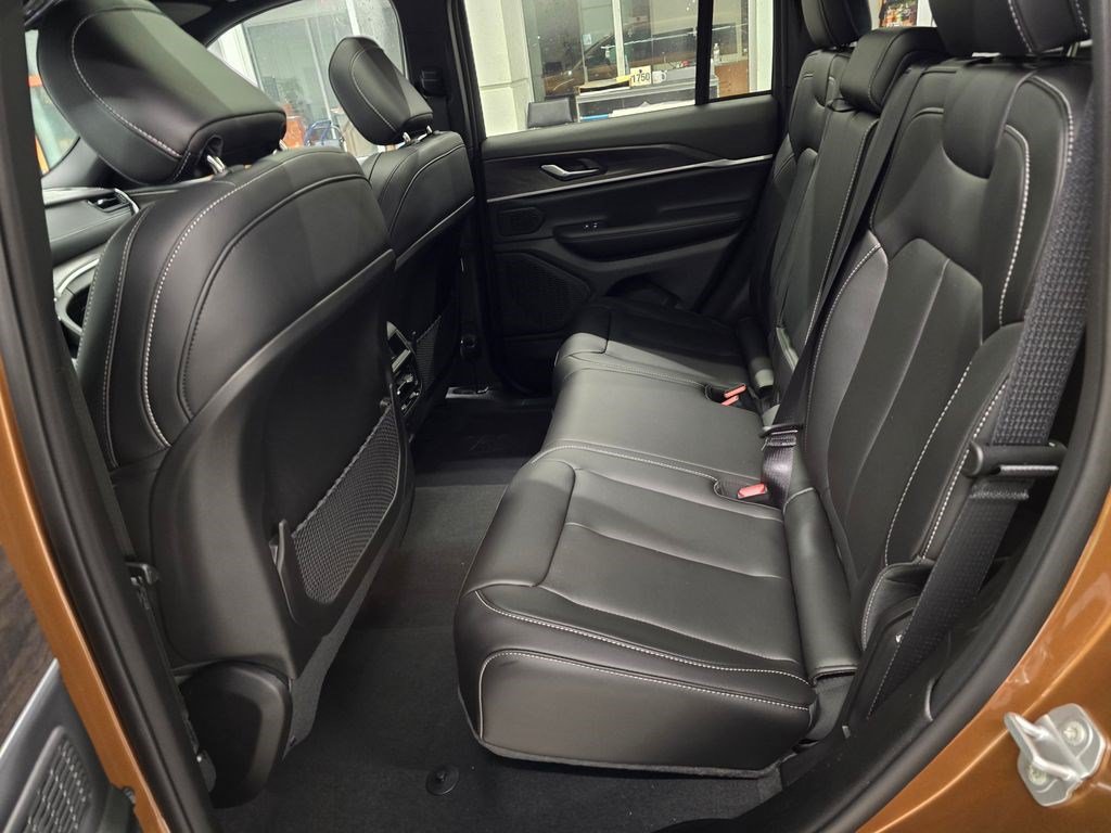 New 2026 Jeep Grand Cherokee Limited w/ Limited Altitude Package AWD/4WD image 31