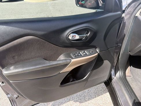 Used 2018 Jeep Cherokee Latitude image 13