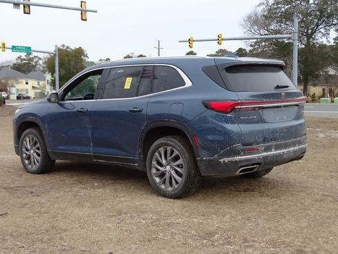 Used 2025 Buick Enclave Preferred image 5