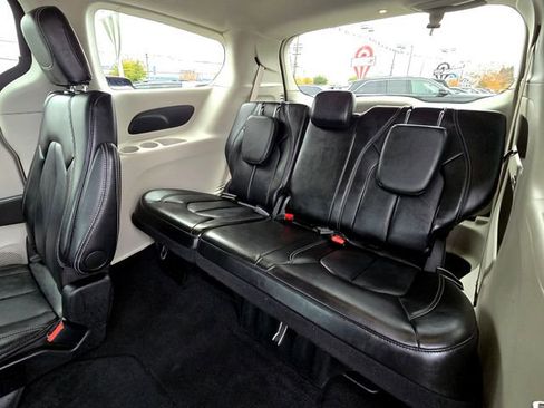 Certified 2024 Chrysler Pacifica Touring-L image 27