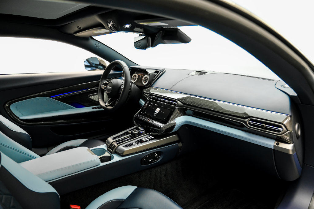 Used 2025 Aston Martin Vanquish RWD image 15