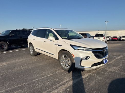 Used 2022 Buick Enclave Premium w/ Experience Buick Package image 8