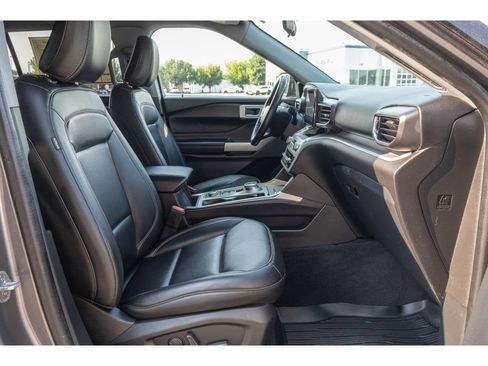 Used 2022 Ford Explorer XLT w/ Equipment Group 202A AWD/4WD image 11