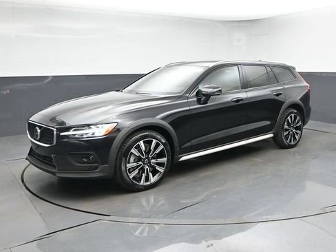 New 2026 Volvo V60 B5 Cross Country Ultra w/ Climate Package AWD/4WD image 4