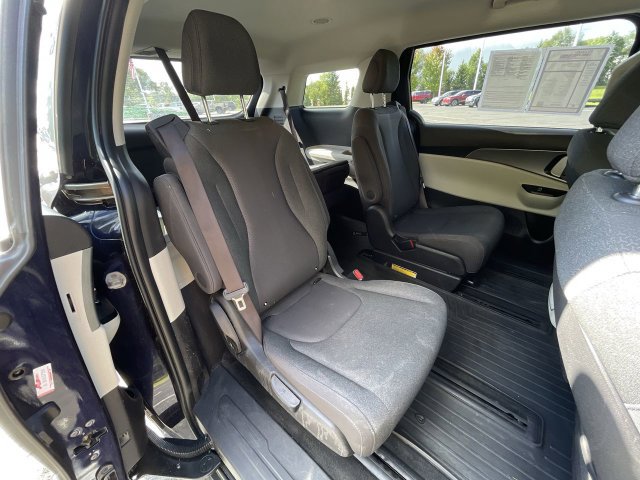 Used 2022 Kia Carnival LX FWD image 25