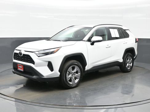 Used 2025 Toyota RAV4 XLE AWD/4WD image 2