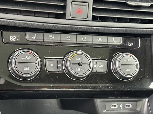 Certified 2024 Volkswagen Jetta SE w/ Panoramic Sunroof Package image 18