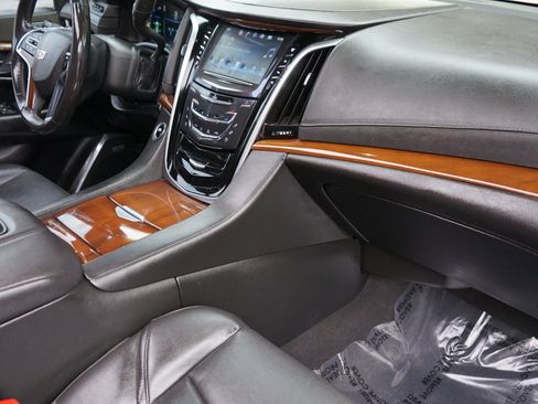 Used 2020 Cadillac Escalade Luxury image 11