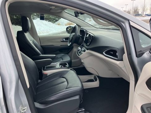 Used 2024 Chrysler Pacifica Touring-L image 14