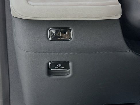 Used 2025 Lincoln Navigator Reserve image 11