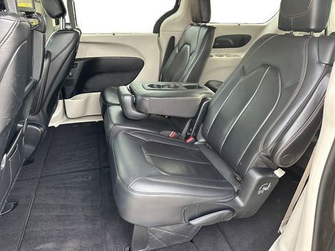 Used 2018 Chrysler Pacifica Touring-L Plus w/ Advanced Safetytec Group FWD image 13