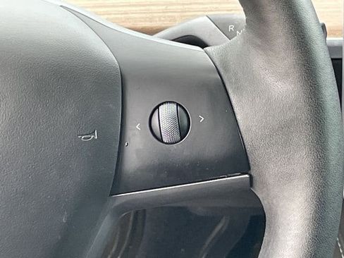 Used 2021 Tesla Model Y Long Range image 13