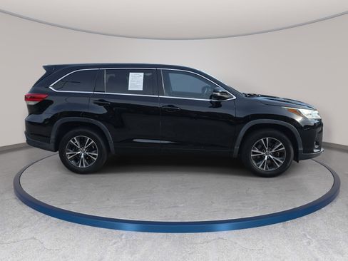 Used 2018 Toyota Highlander LE FWD image 4