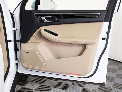Used 2025 Porsche Macan image 35