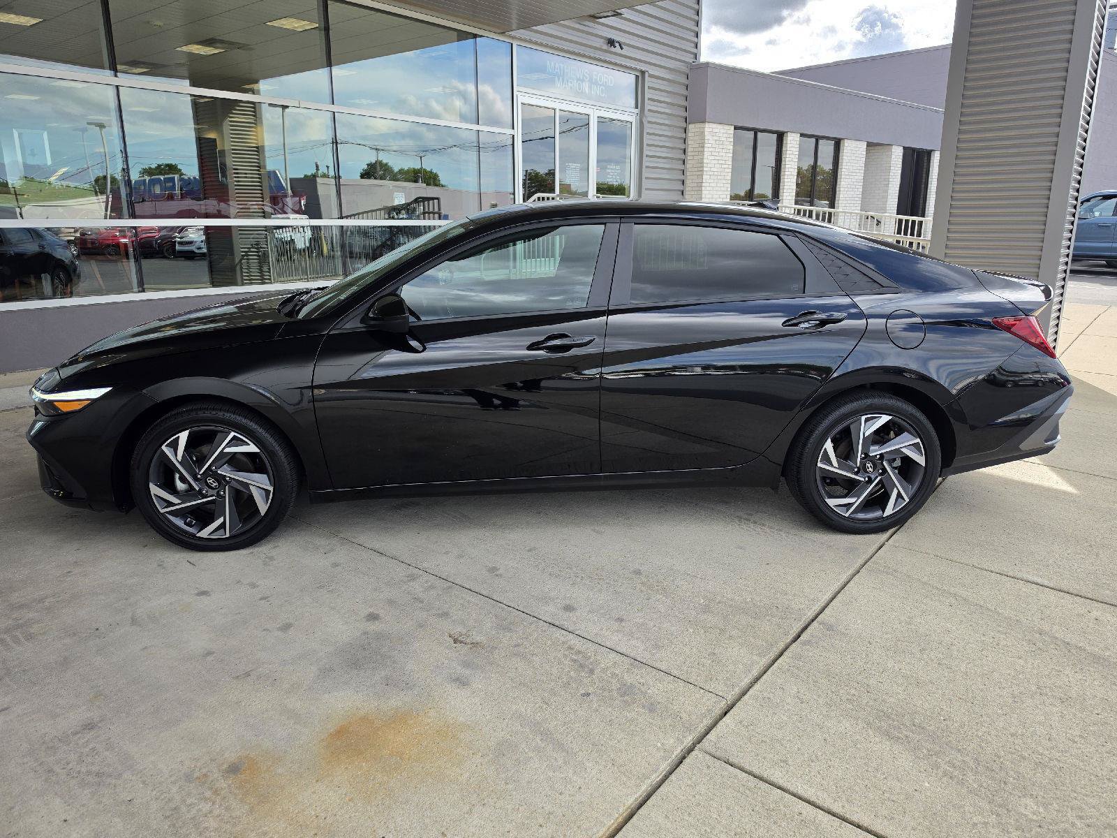 Used 2025 Hyundai Elantra SEL FWD image 2