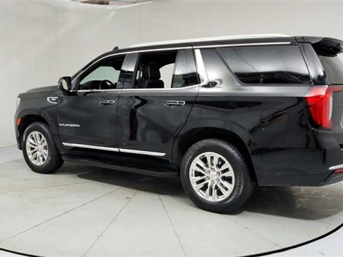 Used 2023 GMC Yukon SLT w/ SLT Luxury Package image 3