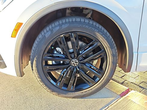 Certified 2022 Volkswagen Tiguan SE R-Line image 5
