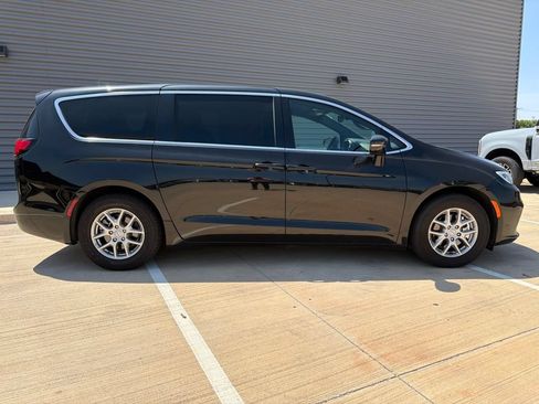 Used 2025 Chrysler Pacifica Select FWD image 2