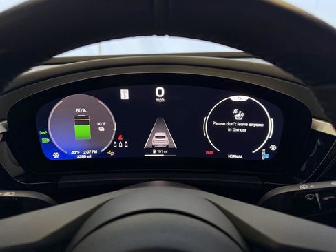 Certified 2025 Porsche Macan 4S Electric AWD/4WD image 21