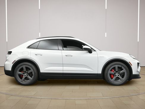 Certified 2025 Porsche Macan 4S Electric AWD/4WD image 31