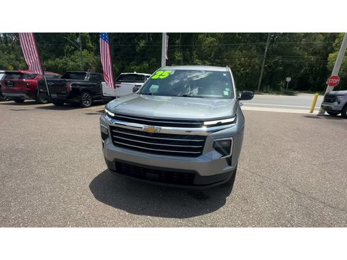 Used 2025 Chevrolet Traverse LT FWD image 7
