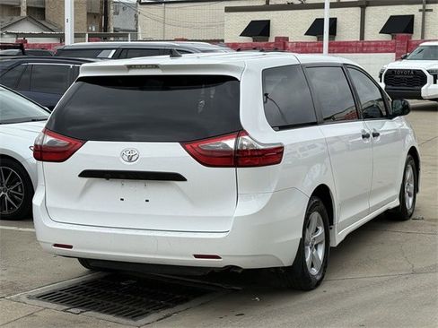 Used 2020 Toyota Sienna L image 4