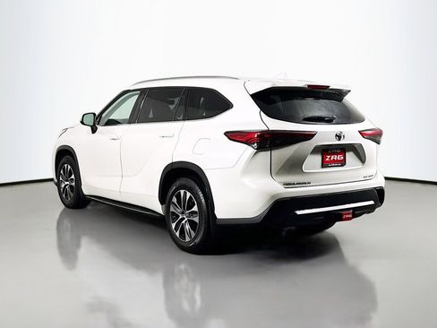 Used 2021 Toyota Highlander XLE image 3