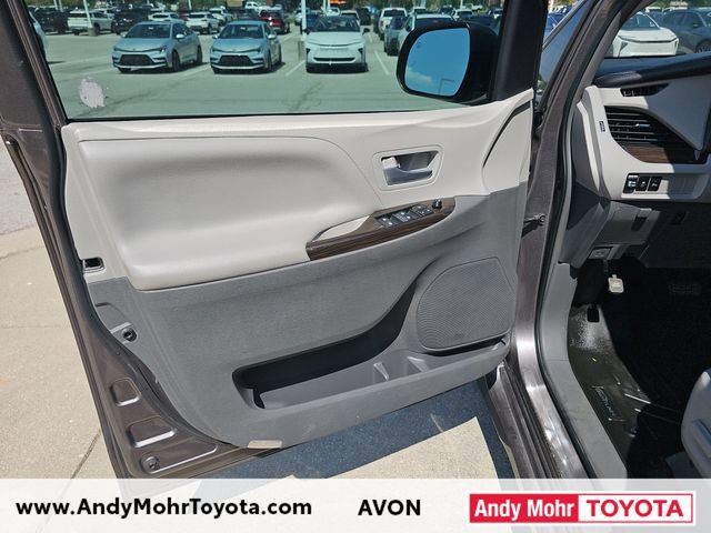 Used 2019 Toyota Sienna XLE w/ XLE Navigation Package FWD image 11